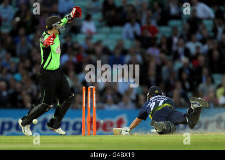 Cricket - Friends Life Twenty20 - South Group - Surrey Lions / Essex Eagles - The Kia Oval. Steven Davies (a sinistra), il custode del licket dei Surrey Lions, celebra la corsa al Ryan Ten Doeschate di Essex Eagles Foto Stock