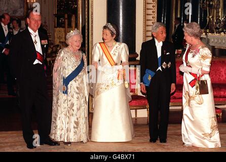 La Regina Elisabetta II (a destra) e l'Imperatore giapponese Akihito (seconda a destra) sua moglie Empress Michiko (al centro), il Duca di Edimburgo (a sinistra) e la Regina Elisabetta la Regina Madre fanno una pausa per i fotografi che arrivano alla Sala banchetti di Stato a Buckingham Palace questa sera (Martedì). Vedi la storia del PA, L'Imperatore REALE. Foto di John Stillwell/PA. (WPA Rota Pic) Foto Stock