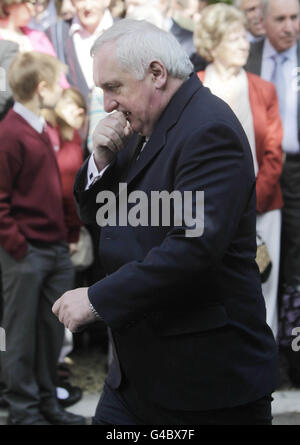 L'ex Taoiseach Bertie Ahern arriva alla chiesa di St Mochta a Porterstown, Dublino, per assistere ai funerali dell'ex ministro delle Finanze Brian Lenihan. Foto Stock