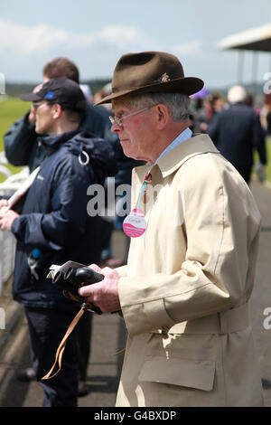 Corse ippiche - Abu Dhabi 1000 Guineas Day - Ippodromo di Curragh. Uno spettatore ama le corse dei giorni Foto Stock