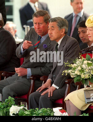 PA NEWS PHOTO 27/5/98 IL PRINCIPE DI GALLES SEGNALA QUALCOSA ALL'IMPERATORE AKHITO DEL GIAPPONE DURANTE LA SUA VISITA IN GALLES DURANTE LA VISITA DELL'IMPERATORE IN GRAN BRETAGNA Foto Stock