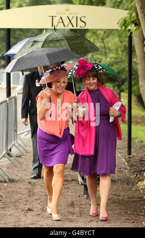 Corse di cavalli - il Royal Ascot Meeting 2011 - giorno tre - Ascot Racecourse. Racegoers riparo sotto gli ombrelloni come arrivano il terzo giorno del Royal Ascot Meeting presso Ascot Racecourse, Berkshire. Foto Stock