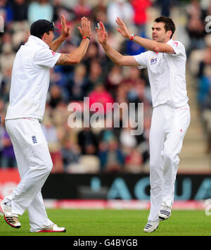 James Anderson, in Inghilterra, celebra la presa del wicket dello Sri Lanka Lahiru Thirimanne con Kevin Pietersen (a sinistra) Foto Stock