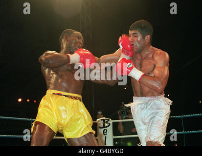 PA NEWS PHOTO 10/7/94 IL CAMPIONE BRITANNICO WBO SUPER-MIDDLEWEIGHT CHRIS EUBANK (A SINISTRA) SULLA SUA STRADA PER LA VITTORIA IN PUNTI SUL BRASILIANO MAURICIO AMARAI NELLA GRAND HALL, OLYMPIA Foto Stock