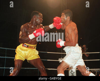 PA NEWS FOTO 10/7/94 in Gran Bretagna da WBO SUPER-MIDDLEWEIGHT CAMPIONE CHRIS EUBANK (sinistra) SUL SUO MODO DI VITTORIA IN PUNTI IN BRASILE MAURICIO AMARAI nella Grand Hall di OLYMPIA Foto Stock