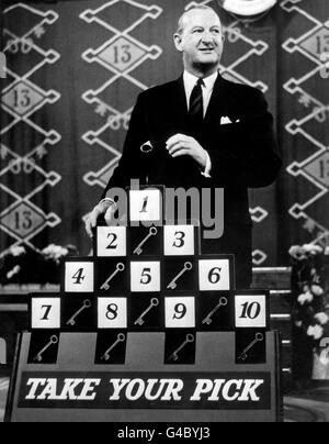 Televisione - 'Take Your Pick' - Michael Miles - Londra. Michael Miles nel suo famoso programma televisivo "Take Your Pick". Foto Stock