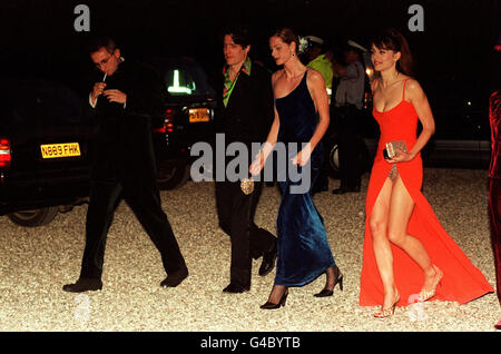 Attrice e modello Liz Hurley, con una borsa Judith Leiber, (all'estrema destra) arriva con il suo ragazzo, l'attore Hugh Grant (seconda a sinistra), al Castello di Sudeley, Winchcombe per il matrimonio del milionario produttore di film Henry Dent-Brocklehurst e modello Lili maltese. * indossa un abito da sera Versace. Foto Stock