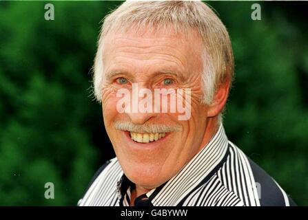 L'intrattenitore Bruce Forsyth nel giardino della sua casa di Surrey festeggiando essere assegnato un OBE nella lista degli onori di compleanno della regina domani. 30/10/03: Bruce Forsyth nel giardino della sua casa di Surrey. Bruce sta per fare il suo ritorno televisivo con un nuovo quiz show della BBC chiamato didn t che fanno bene? è stato annunciato. Il veterano dello showbiz di 75 anni ha impressionato i boss della BBC quando si è presentato come ospite ospite di Hive i Got News per voi all'inizio di quest'anno. 16/03/2004: Bruce Forsyth, che era oggi, 16 2004 marzo, ha svelato come l'arma della BBC per catturare gli spettatori in una notte di sabato. Il veterano host TV è stato allineato come Foto Stock
