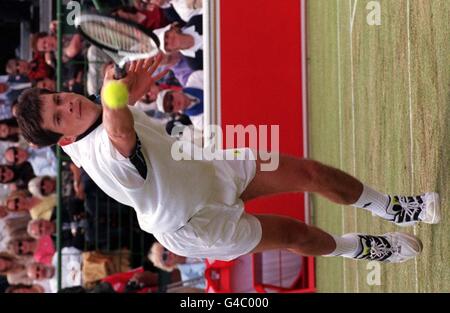 Il britannico Tim Henman in azione contro Goran Ivanisevic nel campionato Stella Artois al Queen's Club di Londra questo pomeriggio. Foto di Fiona Hanson/PA. Vedi la storia del PA TENNIS Queens Foto Stock