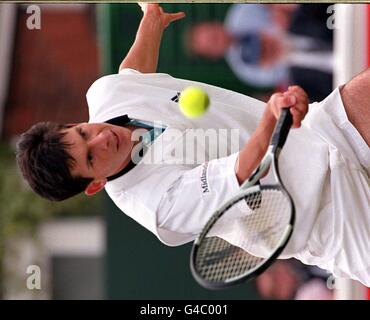 Il britannico Tim Henman in azione contro Goran Ivanisevic nel campionato Stella Artois al Queen's Club di Londra questo pomeriggio. Foto di Fiona Hanson/PA. Vedi la storia del PA TENNIS Queens Foto Stock