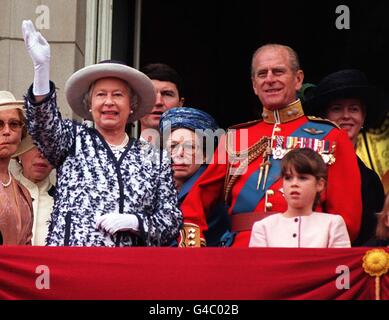 La Regina ondeggia alle folle mentre si trova sul balcone di Buckingham Palace con il Duca di Edimburgo e altri membri della Famiglia reale dopo aver visto il tradizionale passato del volo come parte del Trooping del colore in onore del suo compleanno ufficiale oggi (Sabato). Da sinistra a destra: La regina, Tim Laurence (marito della principessa Anna) la principessa Margherita (con cappello blu), il duca di Edimburgo, la principessa Eugenie (vestito rosa), Lady Helen Taylor (vestito di nero), la giovane ragazza non identificata e il duca di Kent. Vedi la storia della PA ROYAL Trooping. WPA Rota foto di John Stillwell/PA Foto Stock