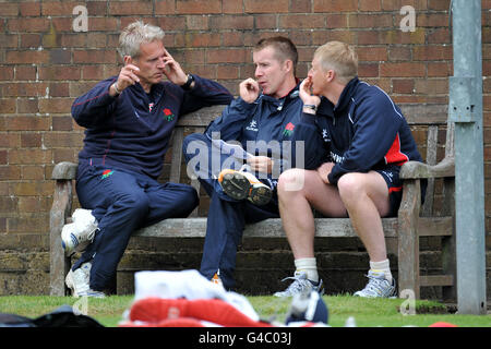 Cricket - Friends Life Twenty20 - North Group - Warwickshire Bears / Lancashire Lightning - Edgbaston. Peter Moores, allenatore del Lancashire (a sinistra), chiacchiera con Glen Chapple (a destra) e Steven Croft Foto Stock