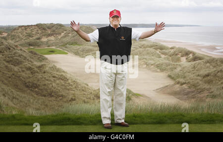 Donald Trump vede gli sviluppi del suo resort di lusso per il golf durante una visita alla tenuta Menie in Aberdeenshire. Foto Stock