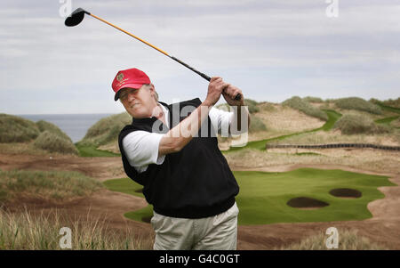 Donald Trump vede gli sviluppi del suo resort di lusso per il golf durante una visita alla tenuta Menie in Aberdeenshire. Foto Stock