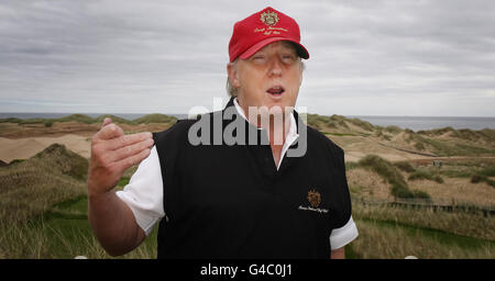 Donald Trump vede gli sviluppi del suo resort di lusso per il golf durante una visita alla tenuta Menie in Aberdeenshire. Foto Stock