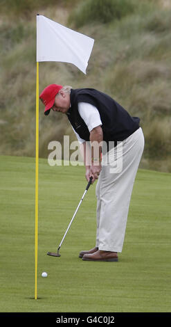 Donald Trump vede gli sviluppi del suo resort di lusso per il golf durante una visita alla tenuta Menie in Aberdeenshire. Foto Stock