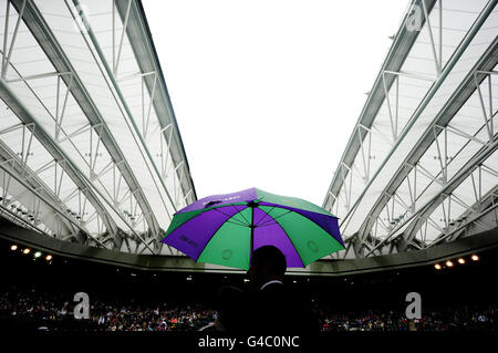 Il tetto del Centro Court e' chiuso quando la pioggia cade durante i Campionati di Wimbledon 2011 all'All England Lawn Tennis and Croquet Club, Wimbledon. Foto Stock