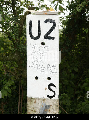 Graffiti sugli U2 su un posto d'ingresso al Glastonbury Festival di Somerset. Foto Stock