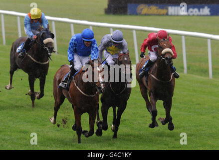 Vito Volterra guidato da Adrian Nicholls (a sinistra) vince il seaton Delaval Tradesbettingexchange.co.uk Handicap Stakers davanti al Prince of Dance guidato da Graham Gibbons (centro) e dallo Spirito Arabico guidato da Tony Hamilton sul Seaton Delaval Trophy Raceday del Northumberland Plate Festival all'Ippodromo di Newcastle. Foto Stock
