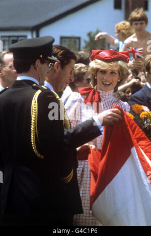 Il Principe di Galles amusa la Principessa sembrando paragonare una bandiera ai colori indossati dalla moglie, ad Halifax, Canada Foto Stock