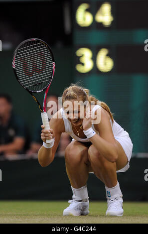 La tedesca Sabine Lisicki festeggia dopo aver vinto la sua partita contro il cinese Na li durante il quarto giorno dei Campionati di Wimbledon 2011 all'All England Lawn Tennis and Croquet Club di Wimbledon. Foto Stock