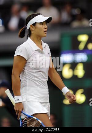 Na li della Cina sembra abbattuto durante la sua partita contro Sabine Lisicki della Germania durante il quarto giorno dei campionati di Wimbledon 2011 all'All England Lawn Tennis and Croquet Club, Wimbledon. Foto Stock