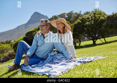 Modello rilasciato. Coppia senior su pic-nic. Foto Stock