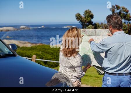 Modello rilasciato. Coppia senior la lettura di una mappa. Foto Stock