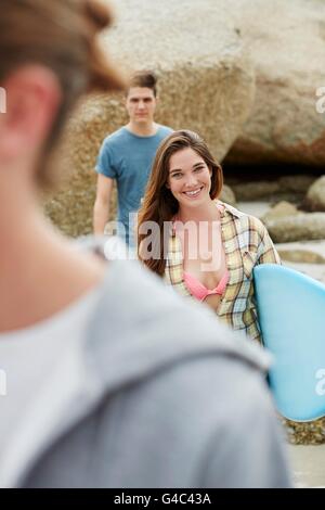 Modello rilasciato. Giovane donna con la tavola da surf. Foto Stock