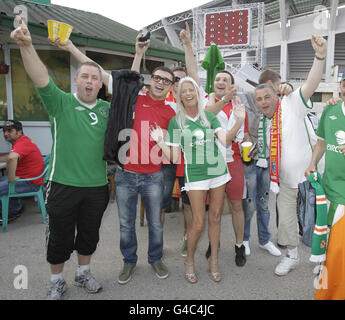 Irlanda e Macedonia tifano fuori terra davanti al qualificatore Euro 2012 alla Philip II Arena, Skopje, Macedonia. Foto Stock