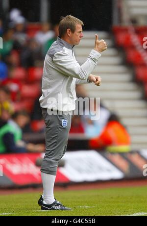 Calcio - Under 21 International friendly - Inghilterra / Norvegia - St Mary's. Inghilterra sotto il 21 direttore Stuart Pearce sulla linea di contatto Foto Stock