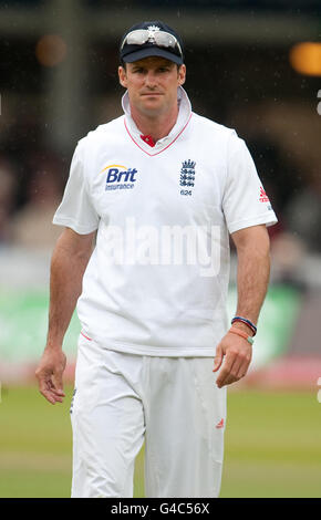 Il capitano dell'Inghilterra Andrew Strauss lascia il campo mentre la pioggia smette di giocare durante la seconda partita di test Npower al Lord's Cricket Ground, Londra. Foto Stock