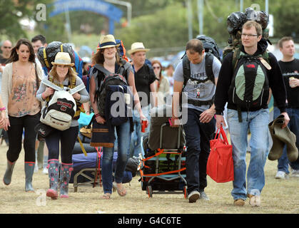 Isola di Wight Festival 2011. I frequentatori del festival arrivano al Festival dell'isola di Wight, che inizia oggi. Foto Stock