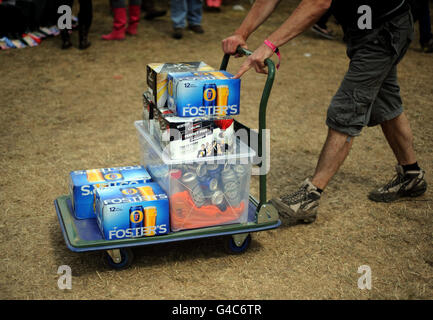 Isola di Wight Festival 2011. I frequentatori del festival arrivano al Festival dell'isola di Wight, che inizia oggi. Foto Stock