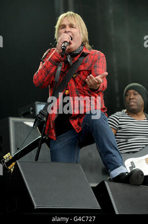 Mike Peters di Big Country si esibisce sul palco principale durante il primo giorno del festival Isle of Wight. Foto Stock