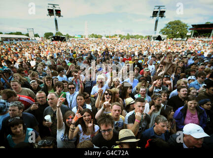 I goers del festival ballano mentre Big Country si esibiscono sul palco principale durante il primo giorno del festival dell'isola di Wight. Foto Stock