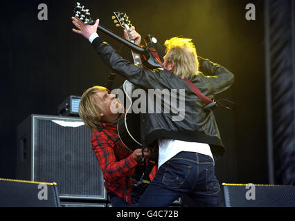 Mike Peters (a sinistra) di Big Country si esibisce sul palco principale durante il primo giorno del festival dell'isola di Wight. Foto Stock