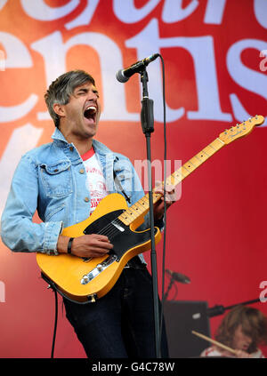 Keith Murray di We are Scientists si esibisce durante il primo Giorno del festival dell'isola di Wight Foto Stock