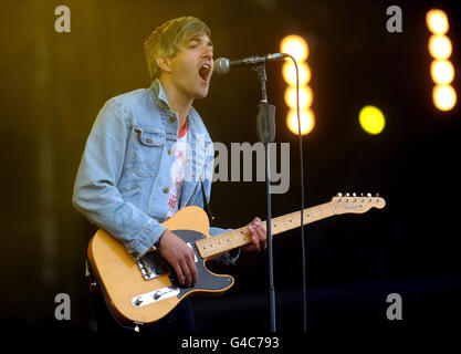 Isola di Wight Festival 2011. Keith Murray of We are Scientists si esibisce durante il primo giorno del festival dell'isola di Wight Foto Stock