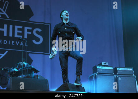 Ricky Wilson dei capi Kaiser si esibisce sul palco principale durante il primo giorno del festival dell'isola di Wight. Foto Stock