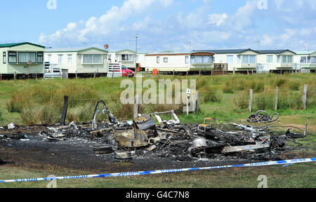 Una visione generale della scena al parco delle carovane di Sunny Sands a Talybont, vicino a Barmouth, Gwynedd, dopo che un padre e un figlio sono stati uccisi e una ragazza di due anni gravemente ferita in un fuoco di carovana. Foto Stock