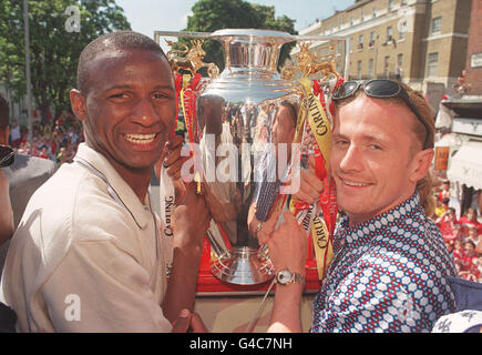 Patrick Vieira di Arsenal (a sinistra) e Emmanuel Petit posano con la fa Cup, vinta ieri a Wembley, mentre la squadra fa un tour dal Highbury Ground al municipio di Islington oggi (domenica) per celebrare il loro doppio campionato e coppa. Foto di John Stillwell/PA Foto Stock