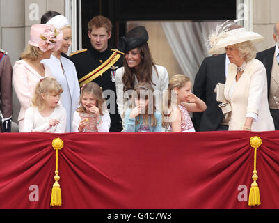 (Da sinistra a destra) la Contessa di Wessex, la Principessa Michael di Kent, il Principe Harry, la Duchessa di Cambridge e la Duchessa di Cornovaglia sul balcone di Buckingham Palace, Londra, dopo aver partecipato a Trooping il colore, la parata annuale di compleanno della Regina. Foto Stock