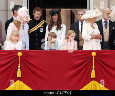 (Da sinistra a destra) la Contessa di Wessex, il Principe Harry, la Duchessa di Cambridge, il Duca di York, la Duchessa di Cornovaglia e il Principe Michael di Kent sul balcone di Buckingham Palace, Londra, dopo aver partecipato a Trooping the Color, la parata annuale di compleanno della Regina. Foto Stock