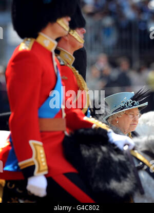 La Regina Elisabetta II della Gran Bretagna guarda Trooping the Color, la parata annuale di compleanno della Regina sulla Parata delle Guardie a Cavallo, Londra. Foto Stock
