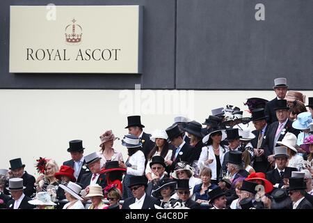 I Racegoers negli stand durante il secondo giorno del Royal Ascot Meeting 2011. Foto Stock