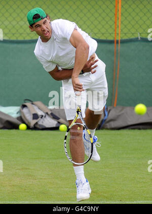 Tennis - 2011 Wimbledon Championships - Preview Day Two - The All England Lawn Tennis and Croquet Club. La Spagna Rafael Nadal si pratica durante la giornata di prove per i campionati di Wimbledon 2011 all'All England Lawn Tennis Club di Wimbledon. Foto Stock