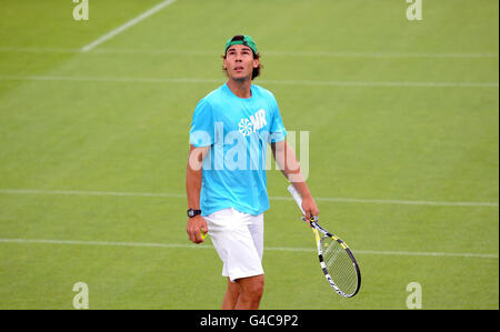 Tennis - 2011 Wimbledon Championships - Preview Day Two - The All England Lawn Tennis and Croquet Club. La Spagna Rafael Nadal si pratica durante la giornata di prove per i campionati di Wimbledon 2011 all'All England Lawn Tennis Club di Wimbledon. Foto Stock