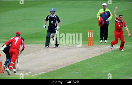 Stephen Parry del Lancashire Lightning celebra Darren Maddy, che cattura gli orsi del Warwickshire LBW Foto Stock