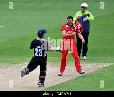 Cricket - Friends Life Twenty20 - North Group - Warwickshire Bears / Lancashire Lightning - Edgbaston. Stephen Parry di Lancashire Lightning celebra la cattura di Darren Maddy LBW, un'orsacchiatrice della Warwickshire Bears Foto Stock